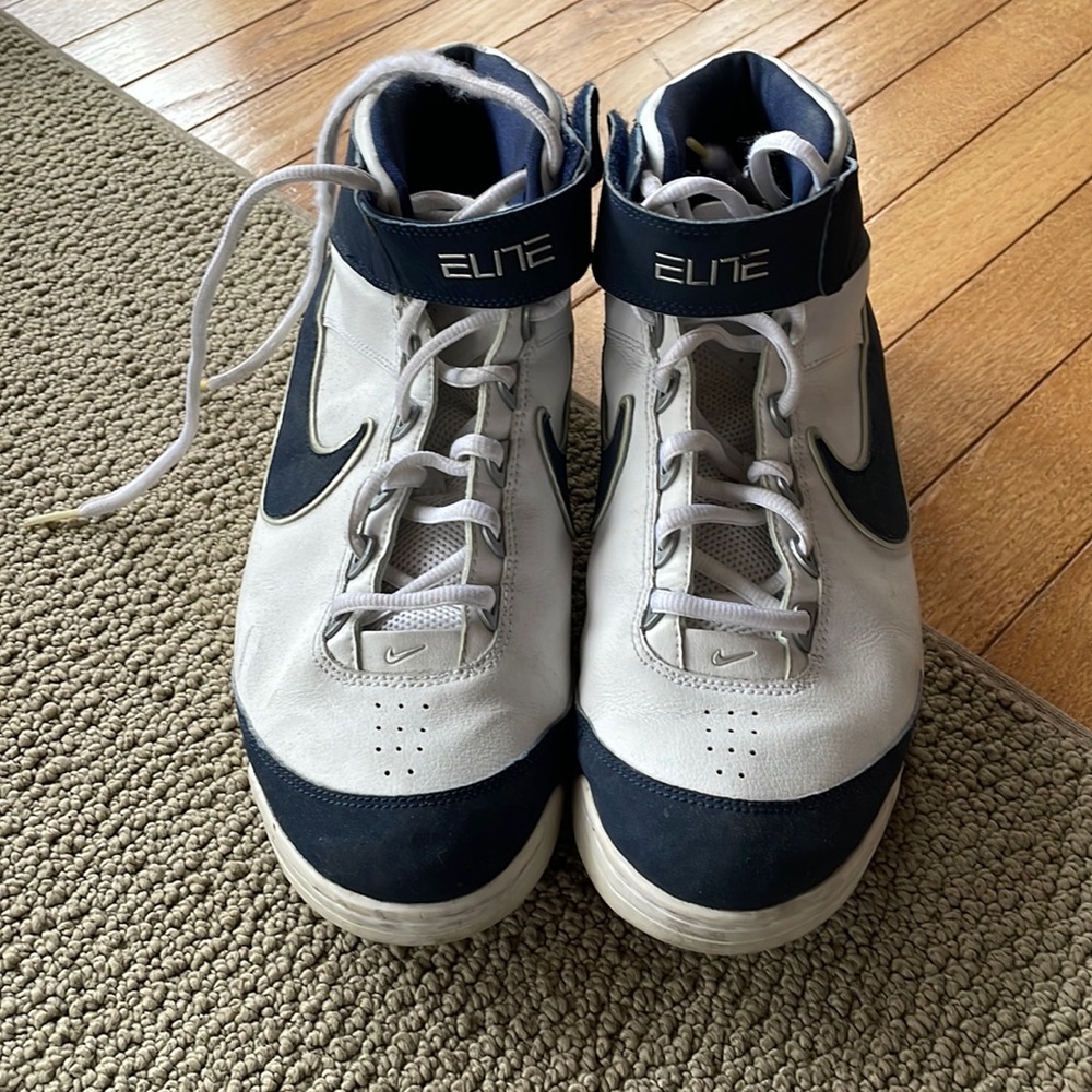 VINTAGE NIKE BASKETBALL SHOES - 10.5